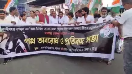 ইংরেজবাজার: রাজ্যে আইন-শৃঙ্খলা বলে কিছু নেই, কালীগঞ্জের ঘটনার প্রতিবাদে রথবাড়িতে পথ অবরোধ কর্মসূচিতে অংশ নিয়ে বললেন সাংসদ