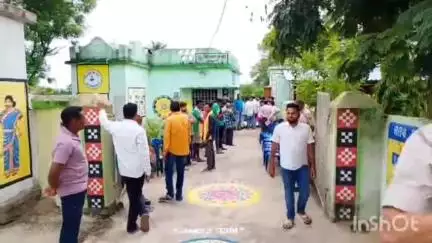 ବୀରମହାରାଜପୁର: ମୁଣ୍ଡୋଘାଟ ଅଙ୍ଗନବାଡି କେନ୍ଦ୍ର ପରିଦର୍ଶନ କଲେ ବିଧାନସଭାର 8 ଜଣିଆ ଗୃହ କମିଟି
