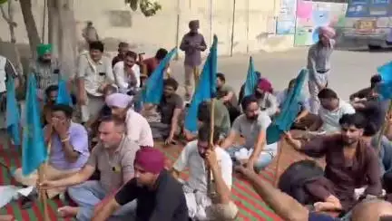 ਬਠਿੰਡਾ: ਬੱਸ ਸਟੈਂਡ ਵਿਖੇ ਪ੍ਰਦਰਸ਼ਨ ਕਰਦੇ ਹੋਏ PRTC ਦੇ ਕੱਚੇ ਕਾਮਿਆਂ ਨੇ  ਕਿਹਾ 30 ਜੂਨ ਨੂੰ ਡਾਇਰੈਕਟਰ ਸਟੇਟ ਟਰਾਂਸਪੋਰਟ ਦਫਤਰ ਦਿੱਤਾ ਜਾਵੇਗਾ ਧਰਨਾ