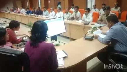 चूरू: जिला परिषद सभागार में कलेक्टर अभिषेक सुराणा ने आवश्यक सेवाओं की साप्ताहिक समीक्षा बैठक ली, अधिकारियों को दिए निर्देश