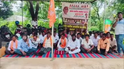 गोबिंदपुर राजनगर: हेमंत सरकार के खिलाफ राजनगर प्रखंड कार्यालय के बाहर भाजपा ने किया आक्रोश प्रदर्शन