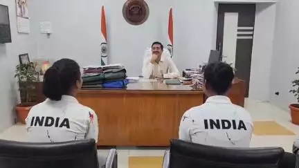 खंडवा नगर: केनोइंग वाटर स्पोर्ट्स गेम में पदक जीतने वाली खिलाड़ियों को जिला प्रशासन ने कलेक्ट्रेट में किया सम्मानित