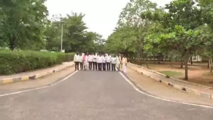 ಯಾದಗಿರಿ: ಚಿನ್ನಾಕಾರ ಗ್ರಾಮದಲ್ಲಿ ದಲಿತರಿಗೆ ಬಹಿಷ್ಕಾರ ಖಂಡಿಸಿ ನಗರದ ಜಿಲ್ಲಾಧಿಕಾರಿ ಕಚೇರಿ ಮುಂದೆ ಪ್ರತಿಭಟನೆ