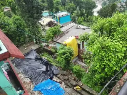 चमोली: बारिश से पाडुली गांव में आंगन का पुश्ता व दीवार ढही, भवनों को बना खतरा; स्थानीय नागरिकों ने डीएम को सौंपा ज्ञापन