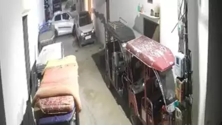 हिसार: हांसी में ई-रिक्शा का लॉक तोड़कर बैटरी हुई चोरी, बिना नंबर की कार में पहुंचे 4 युवक; घटना सीसीटीवी में कैद