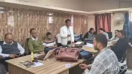 अल्मोड़ा: डिप्लोमा इंजीनियर्स संघ की माल रोड स्थित लोनिवि कार्यालय परिसर में हुई बैठक, ठेकेदारों पर कार्यालय में तोड़फोड़ के आरोप