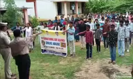 గజపతినగరం: యువత మత్తు పదార్థాలకు దూరంగా ఉండాలని గంట్యాడ ప్రభుత్వ జూనియర్ కళాశాలలో ప్రొహిబిషన్ అండ్ ఎక్సైజ్ ఎస్ఐ శ్రావణ్ కుమార్ సూచన