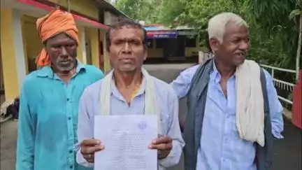 कुआं गांव निवासी आदिवासी परिवार ने SP ऑफिस में दिया आवेदन, दबंगों पर बंधक बनाकर मारपीट करने का लगाया आरोप