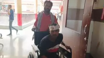 बुरहानपुर नगर: बुरहानपुर नावरा में गड्ढे में गिरकर बाइक सवार मज़दूर हुआ घायल, जिला अस्पताल में भर्ती