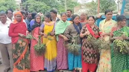 ಚಿತ್ರದುರ್ಗ: ನಂದಿಪುರ ಗ್ರಾಮದಲ್ಲಿ ಅಡಿಕೆ ಮರ ಕಡಿದ ಅಧಿಕಾರಿಗಳ ವಿರುದ್ಧ ನಗರದಲ್ಲಿ ಪ್ರತಿಭಟನೆ
