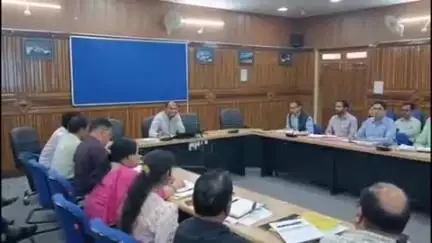 चम्पावत: जिला सभागार में जिला अधिकारी की अध्यक्षता में विकास कार्यों की समीक्षा बैठक का हुआ आयोजन