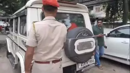 নগাঁও: নকল সোণৰ নাওসহ জিলা ন্যায়িক আদালতৰ সমীপৰ পৰা এজন সৰবৰাহকাৰীক আটক কৰি ন্যায়িক জিম্মালৈ প্ৰেৰণ সদৰ আৰক্ষীৰ