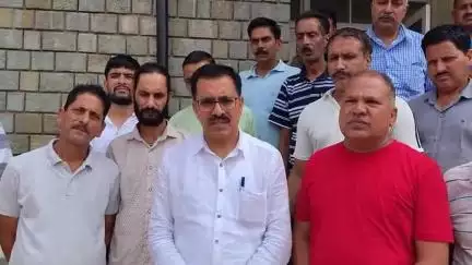 जोगिंदर नगर: कांग्रेस सचिव जीवन ठाकुर ने जोगिन्दरनगर में विधायक और सांसद की निधि का मांगा हिसाब, कहा- राशि सड़कों पर करें खर्च