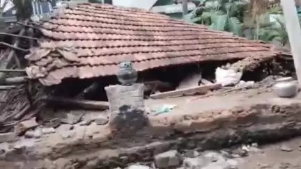 గోడితిప్పలో ఈదురు గాలులకు కూలిన పెంకుటిల్లు, తప్పిన ప్రమాదం