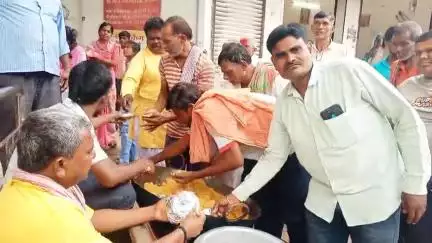 औंढा नागनाथ: शहरातील सोनार गल्लीतील १५० वर्ष पूर्वीच्या मूर्तीचा लेफ निघून पडल्यानंतर चमत्कारिक हनुमान मंदिरात, महापूजा व महाप्रसाद