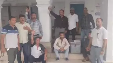 टिहरी: नरेंद्र नगर PWD अधिशासी अभियंता द्वारा चहेते ठेकेदारों को टेंडर देने के विरोध में ठेकेदारों ने आंदोलन किया शुरू