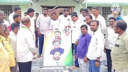 చెన్నూరు: రైతు భరోసా నిధులు జమ కావడంతో హర్షం వ్యక్తం చేస్తూ జిల్లాలో సీఎం చిత్రపటానికి పాలాభిషేకం చేసిన రైతులు, కాంగ్రెస్‌ నేతలు