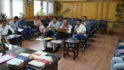 कल्पा: केंद्रीय मंत्री किरेन रिजिजू के किन्नौर प्रवास पर आयोजित बैठक में डीसी किन्नौर रहे मौजूद