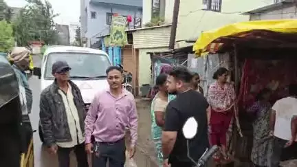 नाशिक: नाशिकरोड सुभाष रोड येथे घरावर झाड पडल्याने भिंत कोसळली; सुदैवाने जीवितहानी टळली