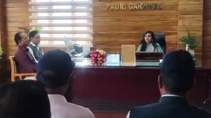 पौड़ी: नगर आयुक्त कोटद्वार पीएल शाह ने जिलाधिकारी स्वाति एस भदौरिया से की भेंट