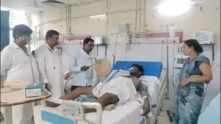 टनकुप्पा: उतलीबारा पंचायत के मुखिया ने अज्ञात अपराधियों की गोली से घायल युवक से की मुलाकात, पुलिस पर गश्त नहीं करने का लगाया आरोप