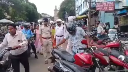 সালানপুর: আসানসোলের উসা গ্রাম থেকে ঘড়ি মোড় পর্যন্ত রাস্তার দু'ধারে ব্ল্যাক টপ খালি করার নির্দেশ ট্র্যাফিক পুলিশের