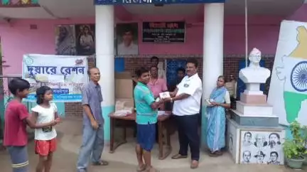 বারুইপুর: কল্যাণপুরের বাসিন্দাদের দিঘার জগন্নাথ ধামের প্রসাদ প্রদান করলেন গ্রাম পঞ্চায়েতের উপপ্রধান
