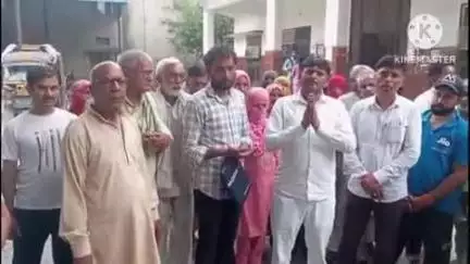 सोनीपत: राजपुर गांव के निवासी 100-100 गज के प्लाटों पर कब्जा दिलवाने की मांग लेकर पहुंचे बीडीपीओ कार्यालय
