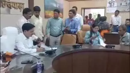 छिंदवाड़ा नगर: कलेक्टर कार्यालय में जनसुनवाई का हुआ आयोजन, कलेक्टर ने सुनीं समस्याएँ