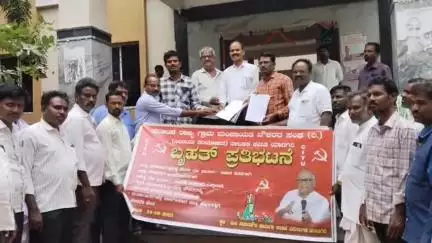 ಯಾದಗಿರಿ: ಗ್ರಾ.ಪಂ ನೌಕರರ ಬೇಡಿಕೆ ಈಡೇರಿಸಲು ಆಗ್ರಹಿಸಿ ನಗರದ ತಾ.ಪಂ ಕಚೇರಿ ಮುಂದೆ ಗ್ರಾ.ಪಂ ನೌಕರರ ಸಂಘ ಪ್ರತಿಭಟನೆ