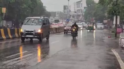 ગોધરા: શહેરમાં ખાબકેલા ધોધમાર વરસાદને પગલે જિલ્લા પંચાયત કચેરી પાસેના રસ્તા પર પાણી ફરી વળતા લોકોને હાલાકી #jansamasya