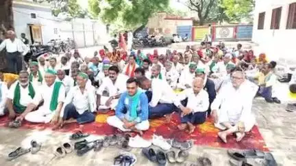डलमऊ: डलमऊ ब्लॉक परिसर में जिला अध्यक्ष संतोष कुमार उर्फ लाल चौधरी की अध्यक्षता में किसानों की समस्याओं को लेकर धरना प्रदर्शन