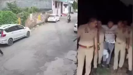 ये बरेली का मुशब्बिर है। कोचिंग जा रही छात्रा को सरेआम बैड टच किया...कुछ घंटों में ही पुलिस ने मुठभेड़ के बाद टांग में ग