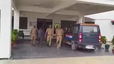 सिराथू: माचिस के बहन की हत्या करने वाले फरार अभियुक्त को पुलिस ने पतेरिया तिराहे से किया गिरफ्तार