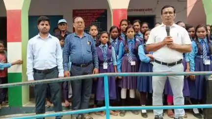 बैरिया: रामबृक्ष साह राजकीय मध्य विद्यालय खुलने पर छात्र-छात्राओं का तिलक लगाकर स्वागत, मेधावी छात्र होंगे सम्मानित