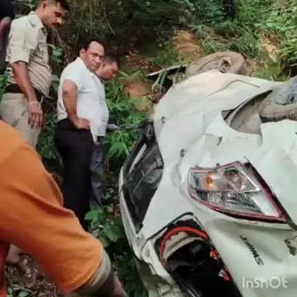 भोटा: सुजानपुर हमीरपुर मुख्य मार्ग के पास बड़ा हादसा, 200 फीट गहरी खाई में लुढ़की गाड़ी