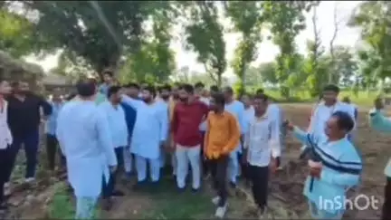 हर्रैया: बालिका की हत्या के मामले में जीतीपुर पहुंचे आजमगढ़ के पूर्व बीजेपी जिला अध्यक्ष सूरज श्रीवास्तव, मदद का दिया भरोसा