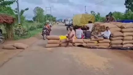 ସୋନପୁର: ଲଛିପୁର ଧାନମଣ୍ଡି ରେ ଅଚଲାବସ୍ଥା, ଧାନ ନ ଉଠିବାରୁ ଚାଷୀ ମାନେ ଧାନବସ୍ତା ରଖି ରାସ୍ତା ଅବରୋଧ