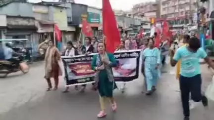 বালুরঘাট: কালিগঞ্জে TMC-র বিজয় মিছিল থেকে ছোড়া বোমায় মৃত্যু হয়েছে এক নাবালিকার, বালুরঘাটে প্রতিবাদ মিছিল বামফ্রন্টের