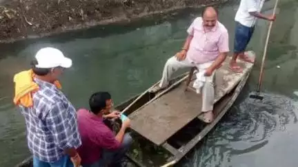 मुशहरी: नगर आयुक्त विक्रम विरकर ने जल निकासी व्यवस्था बेहतर करने के लिए नाव से फरदो नाले का निरीक्षण किया