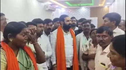 कळमनूरी: वडगाव जिल्हा परिषद शाळेच्या व्यवस्थापन समितीने घेतली आमदार बांगर यांची भेट, वर्ग खोल्या व गतिरोधक बसवण्याची केली मागणी