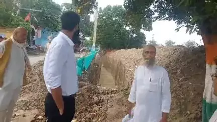 दरभंगा: तालाब बचाओ अभियान समिति के सदस्य कोलकाता हाई कोर्ट के वकील के साथ दरभंगा के हराही तालाब पहुंचे, वॉटर ड्रेनेज पर सवाल