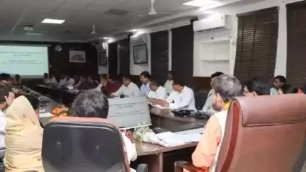 पन्ना: कलेक्टर कार्यालय में हुई समीक्षा बैठक, MP राज्य पिछड़ा वर्ग आयोग के अध्यक्ष डॉ. रामकृष्ण कुसमरिया हुए शामिल