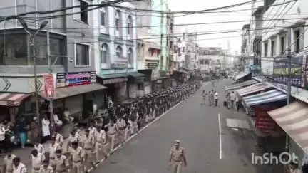 उज्जैन शहर: आगामी पर्व-त्योहारों को देखते हुए खाराकुआं थाने से तोपखाने तक निकाला गया फ्लैग मार्च