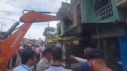 शिवपुरी नगर: माधव चौक से ग्वालियर बायपास तक प्रशासन ने अतिक्रमण हटाया, दुकानदारों पर की चालानी कार्यवाही