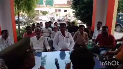 घिरोर: घिरोर थाना परिसर में एसडीएम व थाना प्रभारी की अध्यक्षता में हुई पीस कमेटी की बैठक, थाना प्रभारी ने सभी लोगों को बताया