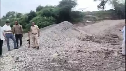अंबड: उपविभागीय अधिकारी प्रभारी विजय चव्हाण यांनी केली मंगळ व मुद्रे गाव येथील गोदावरी नदी पात्रात वाळूची पाहणी