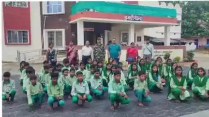 डुमरी: डुमरी थाना में स्कूली बच्चों को एफआईआर और कानून व्यवस्था की दी गई जानकारी