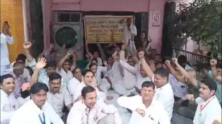 मुज़फ्फरनगर: पुरानी पेंशन समेत कई मांगों को लेकर कर्मचारियों का विरोध, राज्य कर्मचारी संगठनों ने CMO कार्यालय पर किया प्रदर्शन