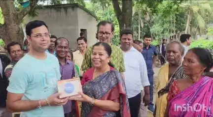 ধনিয়াখালি: ধনিয়াখালির বিভিন্ন এলাকায় দীঘার জগন্নাথ মন্দিরের মহাপ্রসাদ সাধারণ মানুষের হাতে তুলে দিলেন বিধায়ক